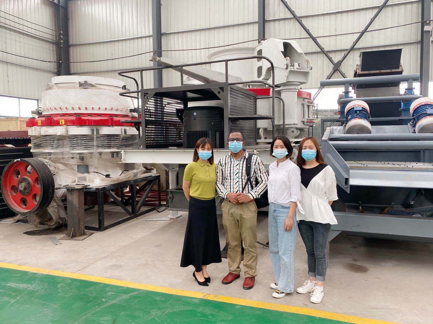 加拿大客戶來場考察訂購制砂破碎機(jī)設(shè)備